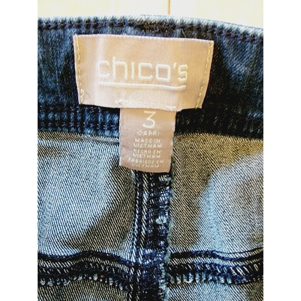 Chico's 3 So Slimming Capri Jeans Med Wash Blue Denim XL 16 Wide Leg - Picture 6 of 9